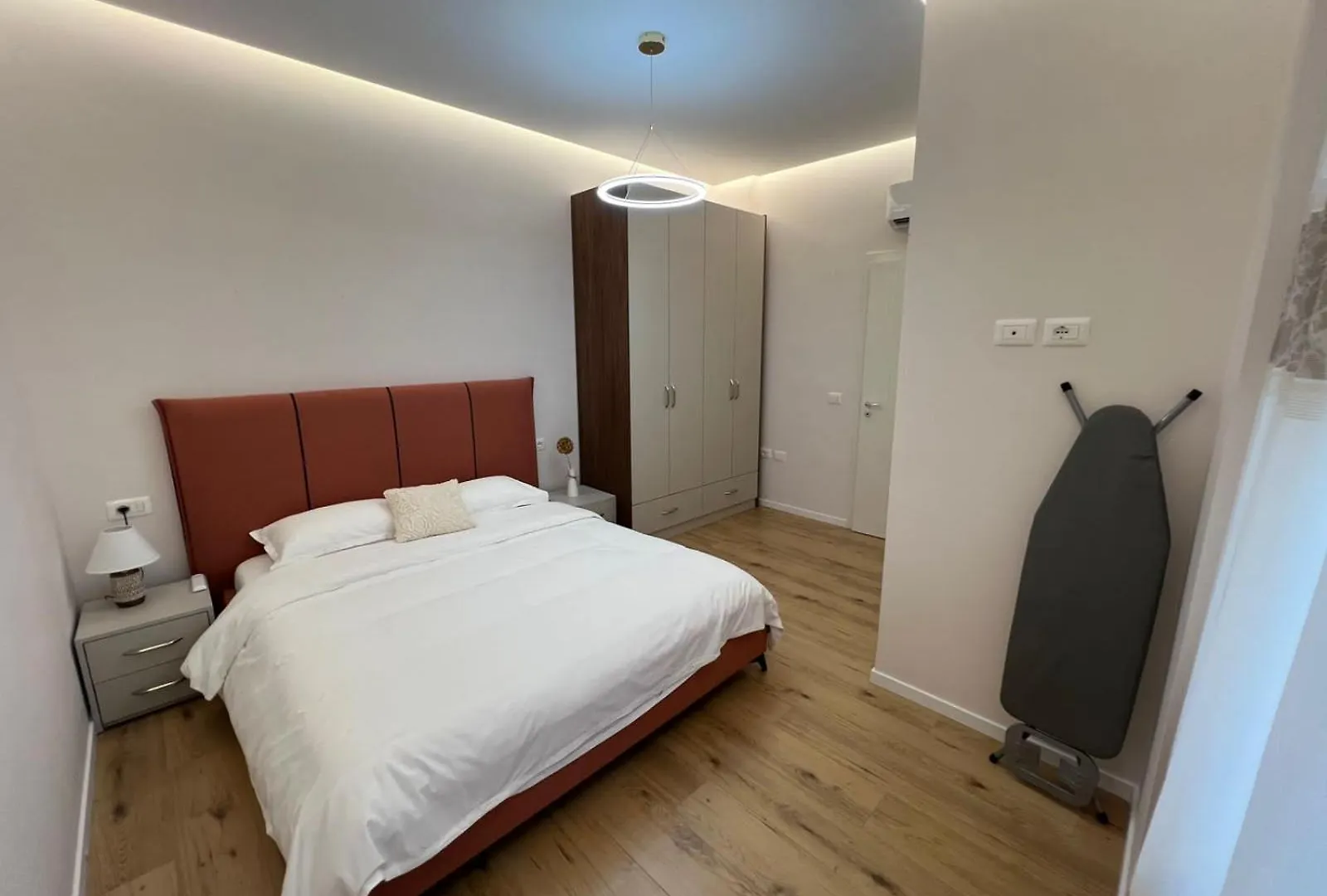 Lindis Apartment 8 6 티라나