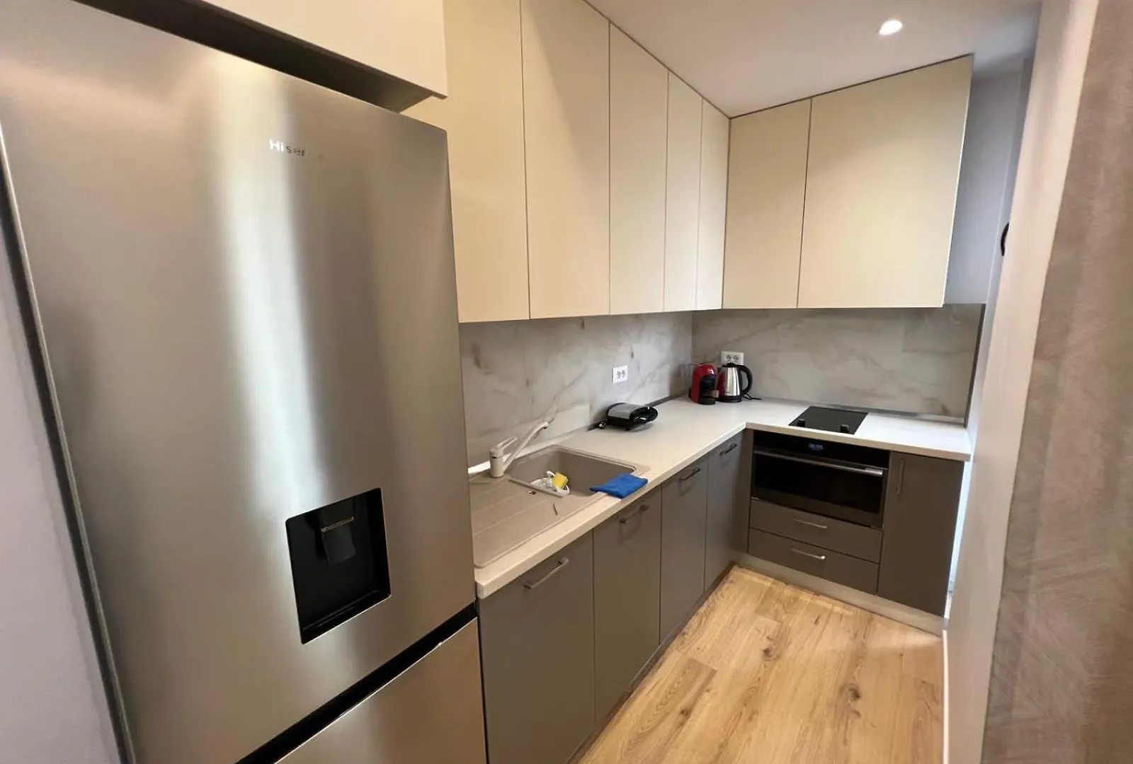 Lindis Apartment 8 6 티라나