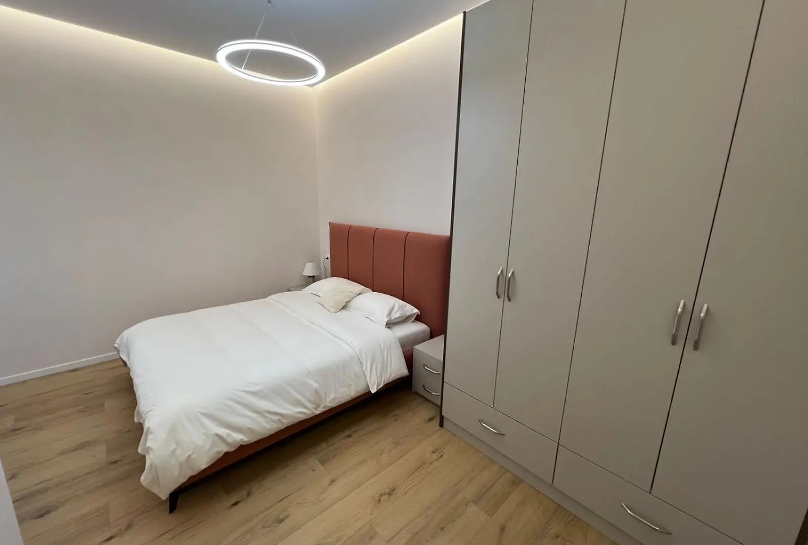 Lindis Apartment 8 6 티라나